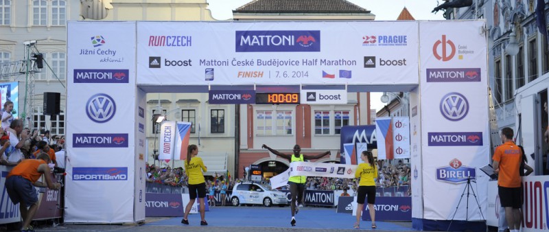 Mistr světa Kamworor vyhrál Mattoni 1/2Maraton České Budějovice. Ve vedru běžel těsně nad hodinu