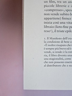 Come finisce il libro, di Alessandro Gazoia (Jumpinschark). minimum fax 2014. Progetto grafico di Riccardo Falcinelli. Sistema delle note, a piè di pagina, in corpo minore, allineate al testo: a pag. 6 (part.), 1