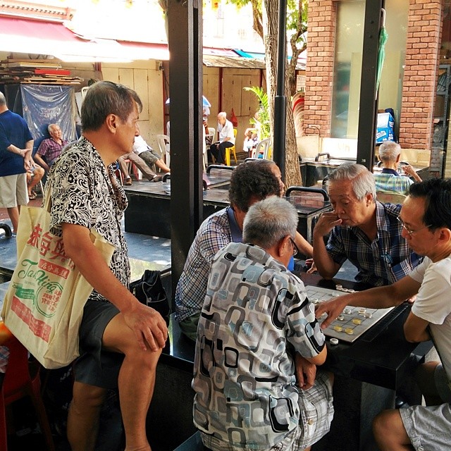 Daily ritual in Chinatown. #Singapore