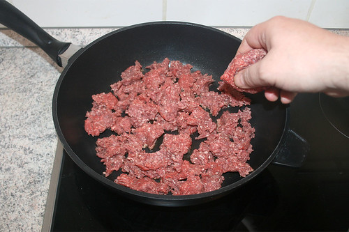 22 - Hackfleisch in Pfanne geben / Put ground meat in pan