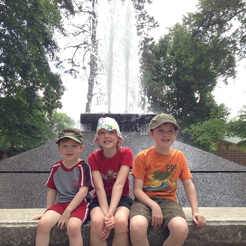 Kids at the UALR fountain