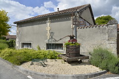 Le vieux pressoir à raisins - Photo of Saint-Laurent-de-Belzagot