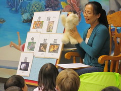 Miss Li teaches Chinese names for animals. 