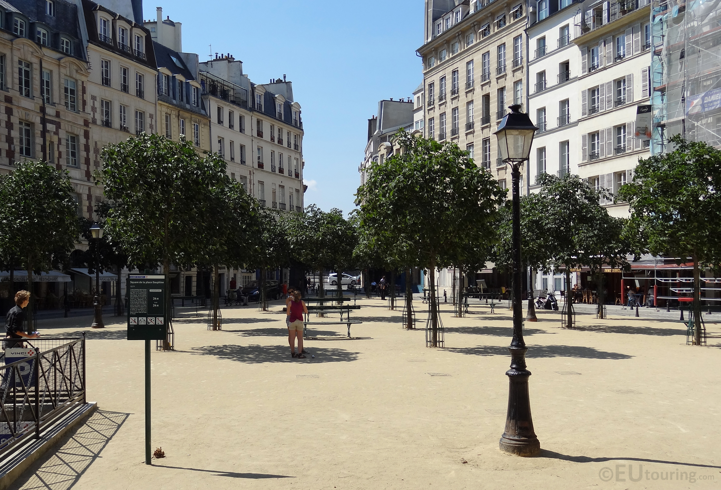 Centre of Place Dauphine