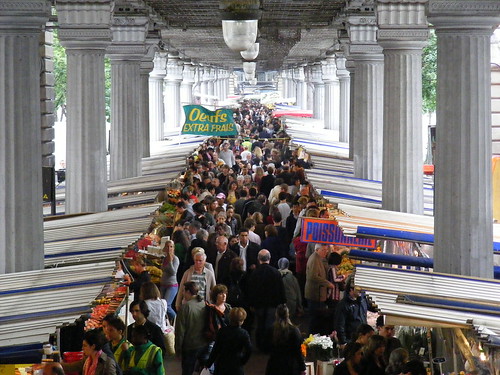 A-public-market-in-Paris_Marché-de-Grenelle_located-in-boulevard-Grenelle_sunday-first-juin-2008_from-Dupleix-subway-station_816x612