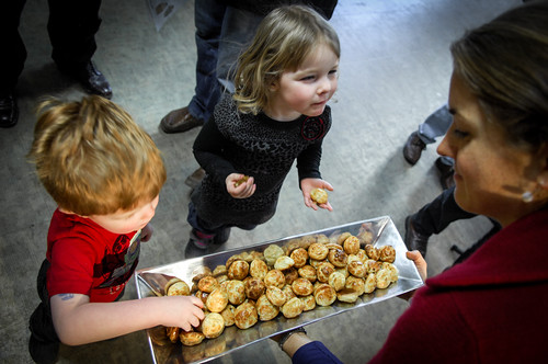加拿大亞伯達省與慢食運動合作的社區舉辦糧食安全工作坊，小朋友看到美食露出笑容。圖片來源：Tavis Ford