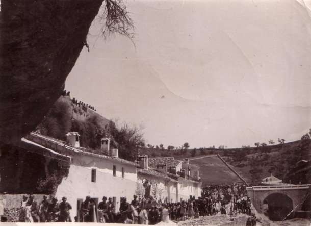 Imagen de 1967, cedida por la Hermandad de Los Blancos, en la que se aprecia el mirador del Cerrillo. Corresponde al Domingo de Resurrección y los que desfilan a caballo son los Bomberos.