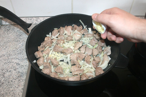 25 - Knoblauch dazu geben / Add garlic