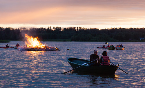 sunset sun lake espoo suomi finland fire boat midsummer sundown bonfire scandinavia tuli juhannus vene järvi kokko auringonlasku aurinko uusimaa pitkäjärvi laaksolahti kokkoranta