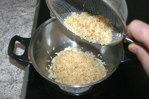 17 - Reis in Topf geben / Put rice in pot