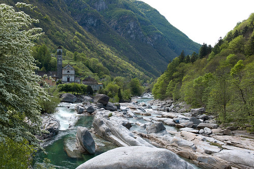 river schweiz switzerland tessin ticino europe hiking rangefinder svizzera fluss wanderung m9 2014 svizra verzasca summiluxm valleverzasca lavertezzo verzascatal 35lux ©toniv 140503 leicam9 35mmf14asphfle l1016043 lavertezzopaese
