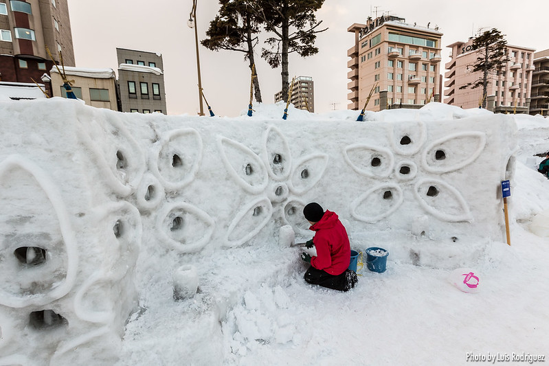 Haciendo esculturas de nieve antes de que comience el festival