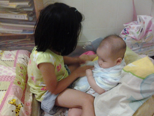 小晴又被杉姐姐當成活娃娃玩了，哈哈哈！