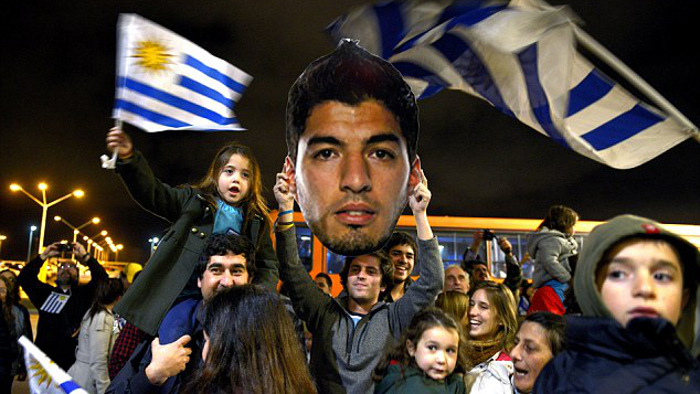 140627_URU_fans_welcoming_Luis_Suarez_HD