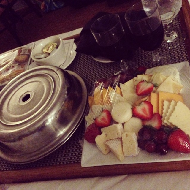 Hello room service, don't mind if I sit outside and listen to the ocean and enjoy some fruit, cheese, crackers and wine while the kids are sleeping peacefully in their bunk bed! ⭐️ #hiltonsandestin