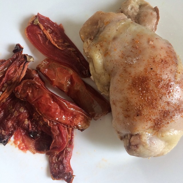 Day 19, #whole30 - lunch (chicken thigh & roasted tomato)