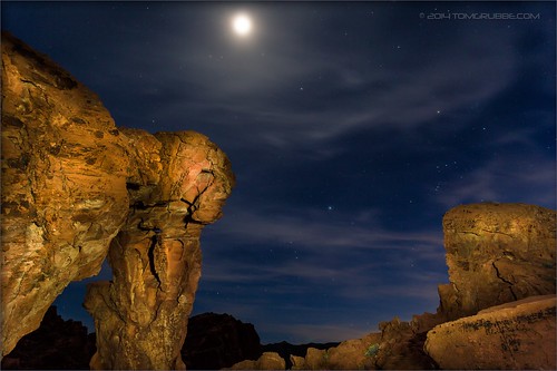 moon valleyoffire night stars landscape arch desert nevada vof elephantarch