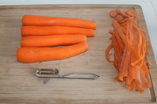 11 - Möhren schälen / Peel carrots