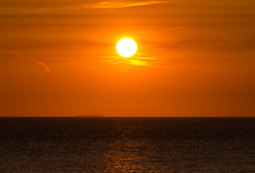 sunset orange sun mer france beach soleil boat minolta cloudy sony coucher apo 200 bateau nord pasdecalais ambleteuse cotedopale