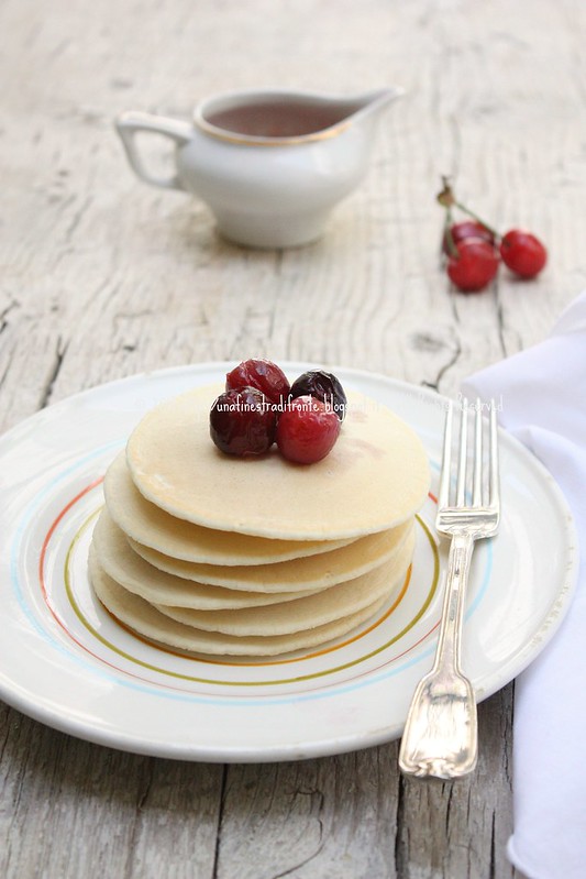 Pancakes (vegan) al latte di mandorle con ciliegie caramellate