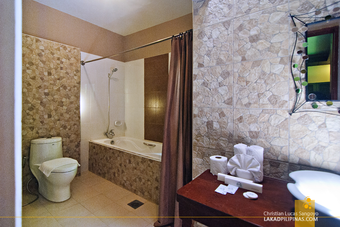 Toilet and Bath at the Loboc River Resort in Bohol