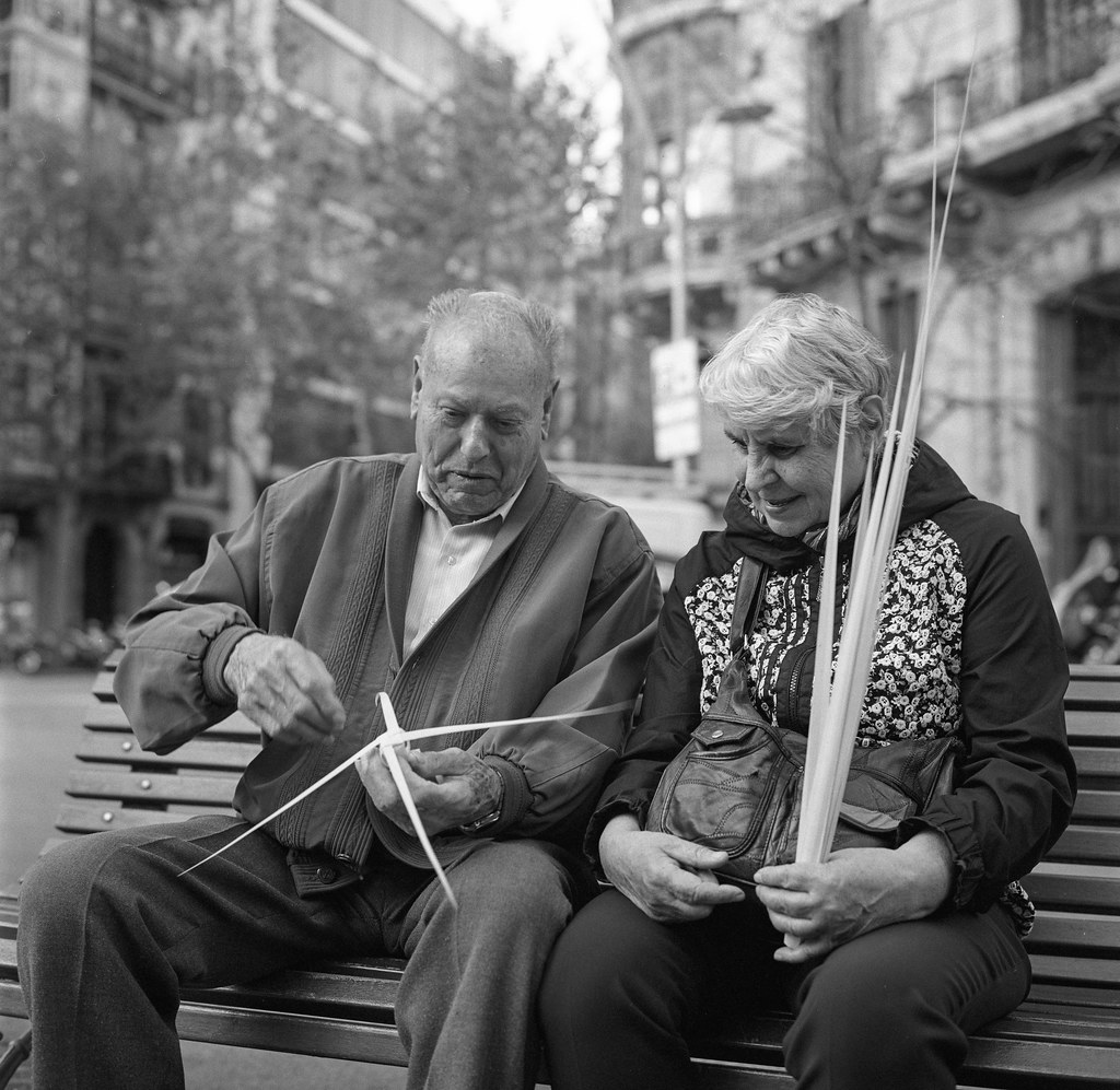 Couple knitting on the street