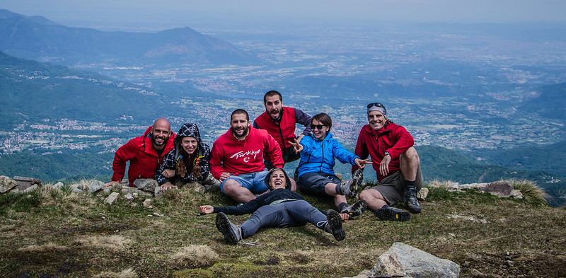 Selfie di gruppo a Punta dell'Aquila, panorama e tutti in rosso