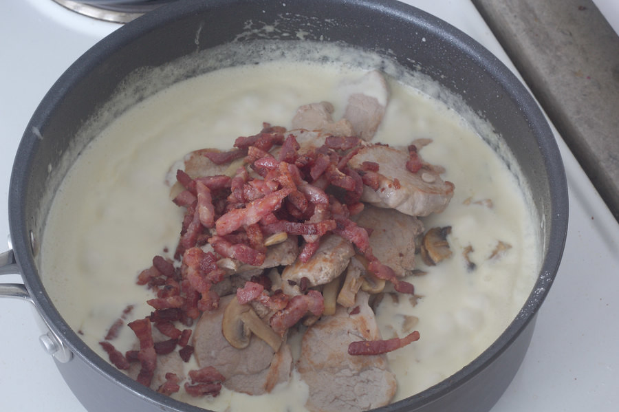 Pastaret med svinemørbrad og bacon i cremet hvidvinssauce (13)