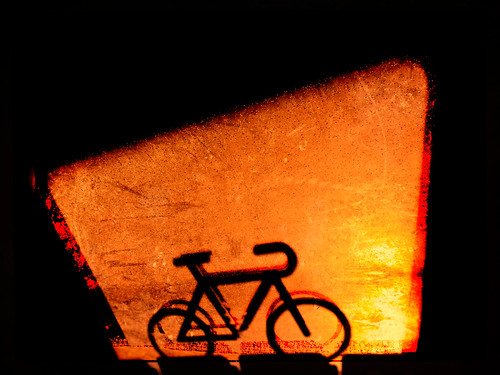 pictogram piktogramm bahn train sign bike fahrrad shadow schatten silhouette rot red gelb yellow sundown sonnenuntergang design