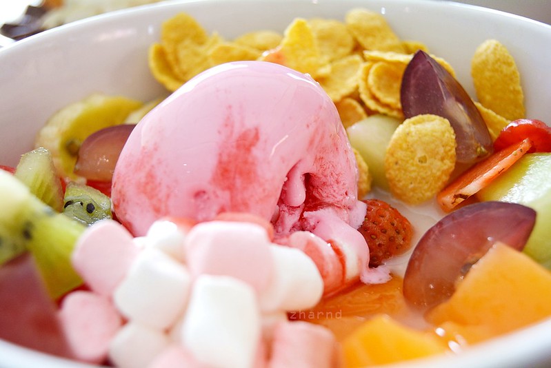 Bingsoo with Strawberry Ice Cream
