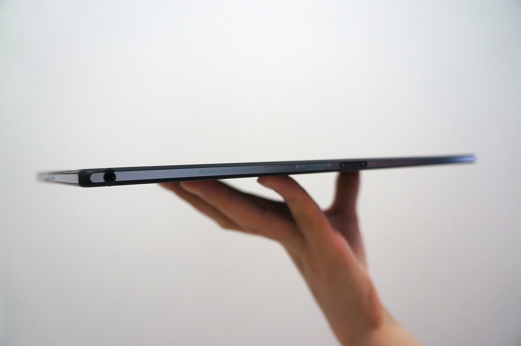 Xperia Z2 Tabletの軽量ボディ