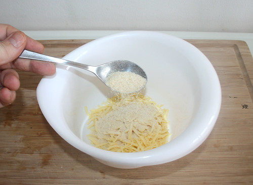 38 - Käse & Semmelbrösel in Schüssel geben / Put cheese & breadcrumbs in bowl