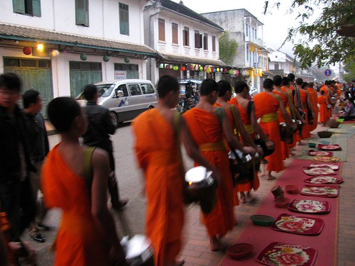 Ronda limosnera de monjes en Luang Prabang