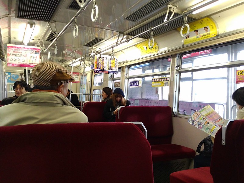 電車內的座位是面對面的