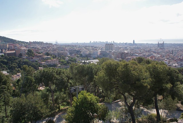 Parc Guell à Barcelone : On devine la Sagrada Familia à droite de la photo.
