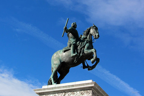 madrid sky sculpture horse spain stature pedestal cosmostour statueoffelipeiv tourtoeuropeinseptnov2012 plazaorientedemadrid