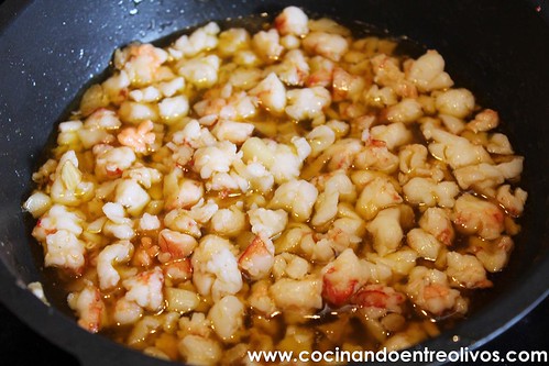 Lasaña negra de gambones y patata sobre salmorejo de piquillos www.cocinandoentreolivos (22)