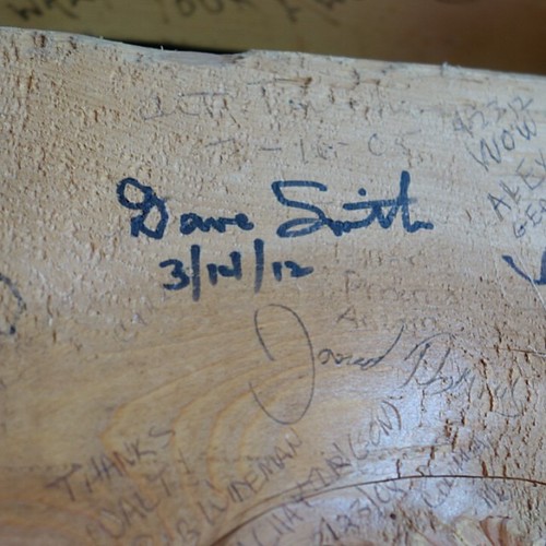 ウォルト・バーンの中にはデイヴ・スミスのサインが。