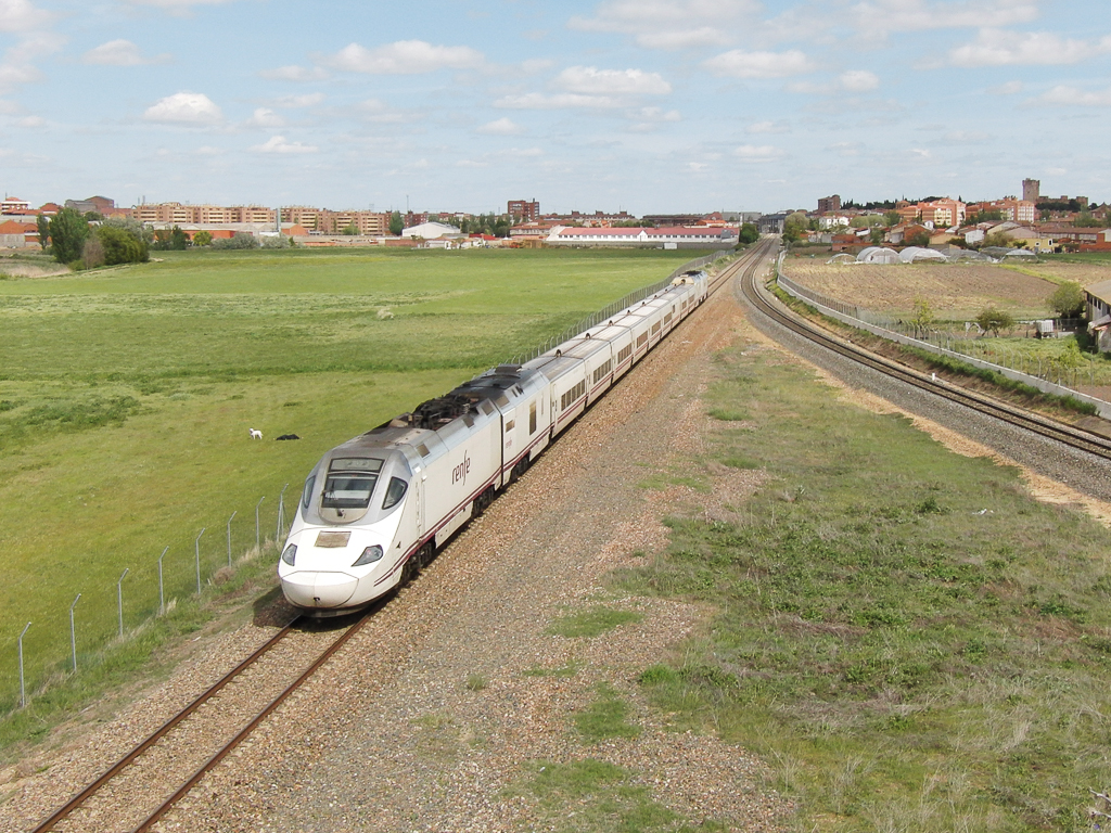 Uma automotora da série 730 com um comboio Alvia procedente de Ferrol e com destino a Madrid-Chamartin