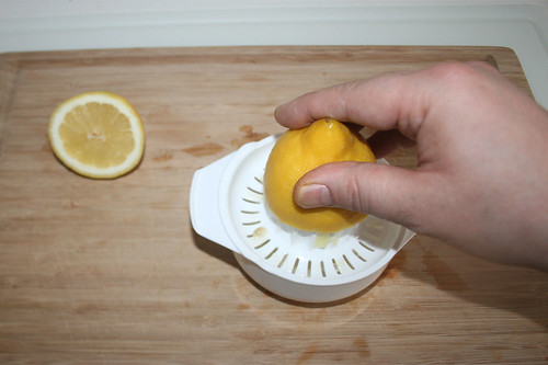 18 - Zitrone auspressen / Squeeze lemon