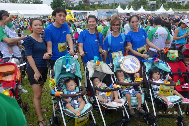 Group shot with fellow mum bloggers - Ting, Irene & Mabel before the Cold Storage S-26 Stroller fun run. 