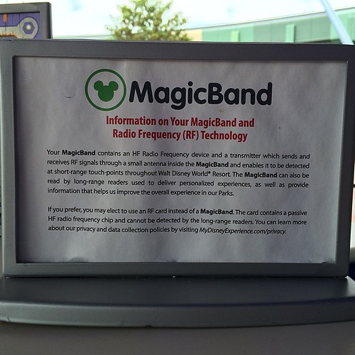 MagicBandの注意書き。課金やゲート、ファストパスとしての利用は近接距離のみの通信を行っているが、ロングレンジでのセンシングも行っている（通過しただけでも位置を特定できる）。そのため、そういうのが嫌なら近接通信のみ可能なカード型チケットを使うべし、としている。