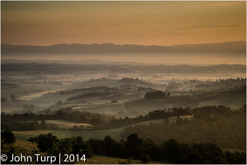tuscany italy dawn light earlymorning mist sunrise countryside torrita montefollonico valdiciliano johnturp