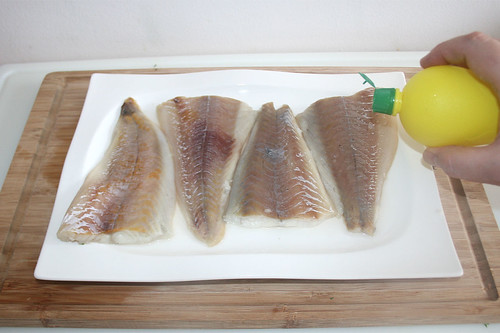 31 - Seelachs mit Zitronensaft marinieren / Marinate coalfish with lemon juice