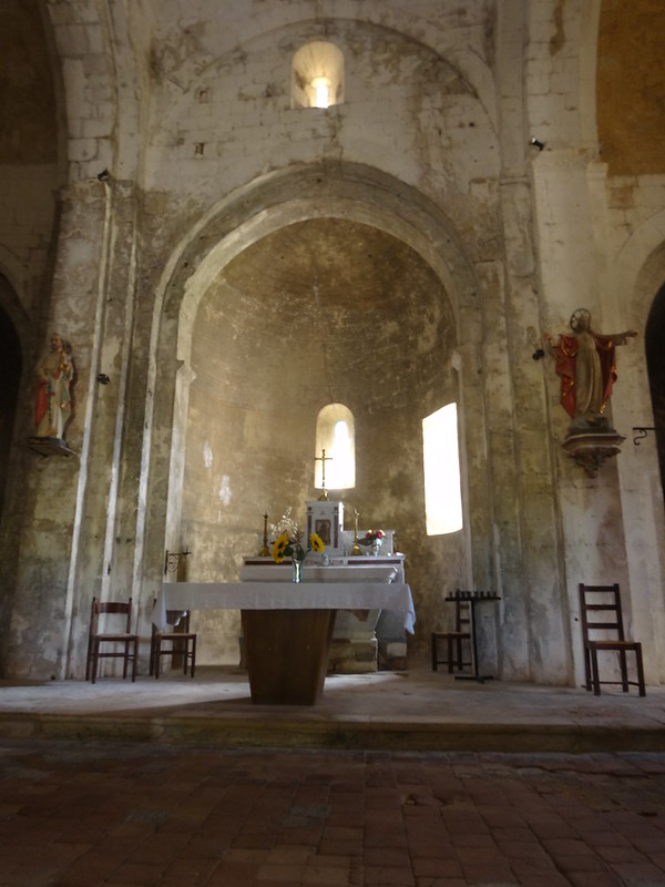 Altar and Apse, S Pierre de Larnas