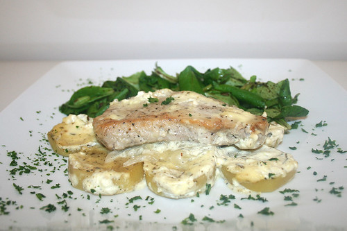 43 - Knoblauch-Steaks im Kartoffelbett - Seitenansicht 2 / Garlic steaks with potatoes - Side view 2