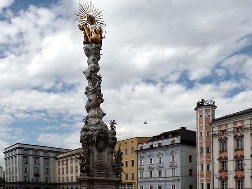 monument linz austria österreich denkmal mainsquare hauptplatz plaguecolumn pestsäule trinitycolumn dreifaltigkeitssäule