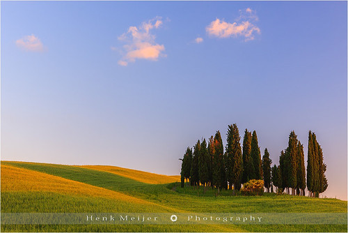 trees light sunset italy cloud tree clouds standing canon circle landscape evening spring colorful hill tuscany cypress toscana grassland meijer springtime henk floydian torrenieri canoneos1dsmarkiii henkmeijer