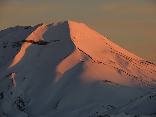 chile ski sunrise volcano cloudy amanecer andes invierno skitour esquí volcán volcanoe randonné chilecentral regióndelaaraucanía volcánlonquimay