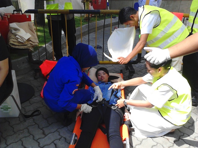 Victime being assisted at the medic bay